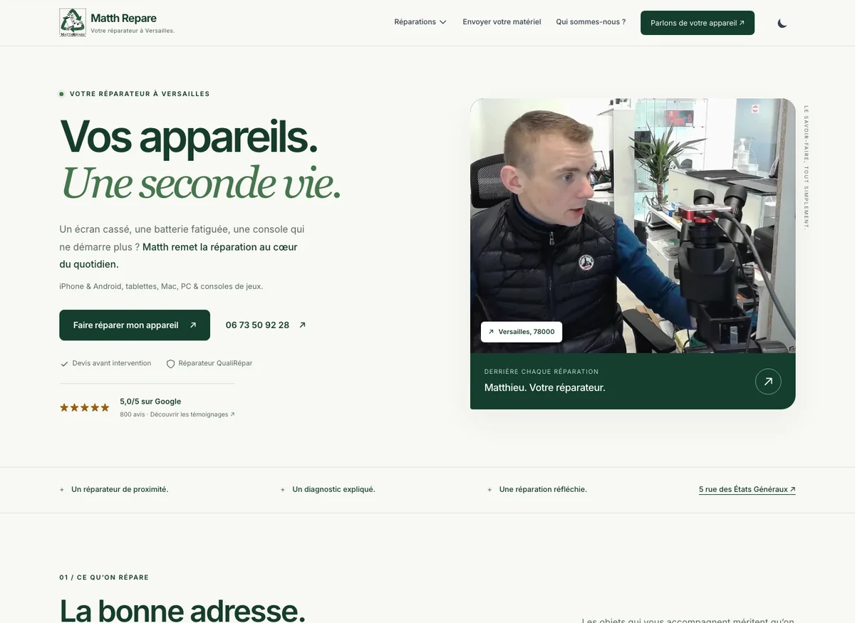 Le site Matth Répare, avec son identité ivoire et verte et le portrait de Matthieu dans son atelier.